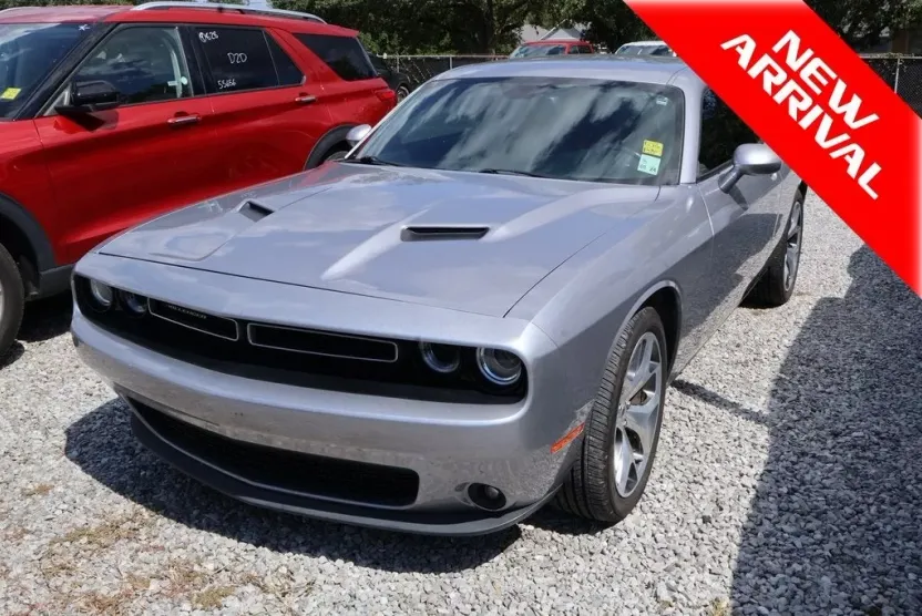 2016 Dodge Challenger SXT photo 1