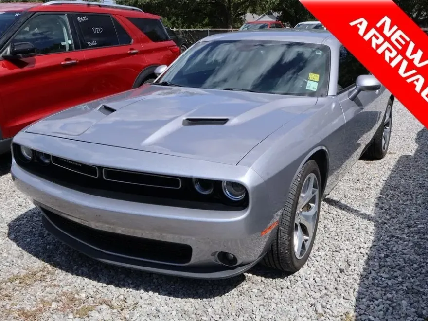 2016 Dodge Challenger SXT photo 1