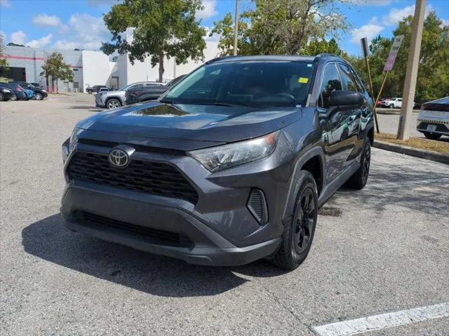 2019 Toyota RAV4 LE photo 1