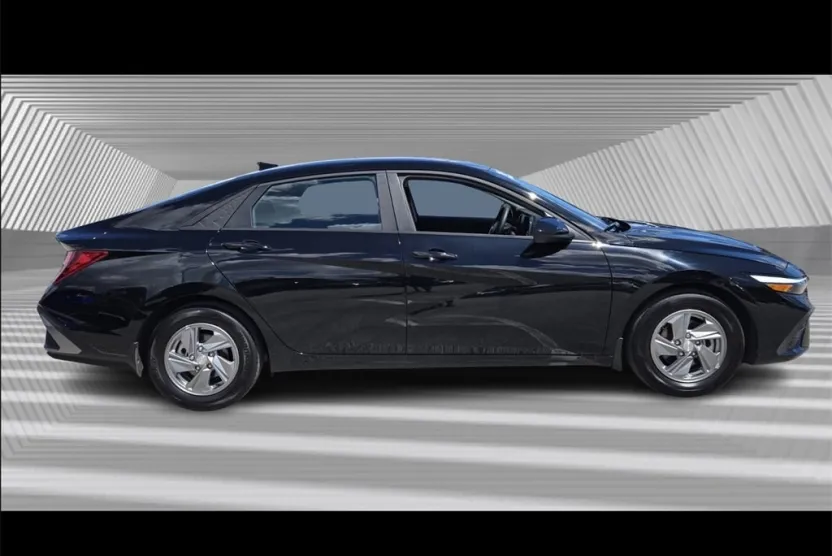 2024 Hyundai Elantra SE photo 1