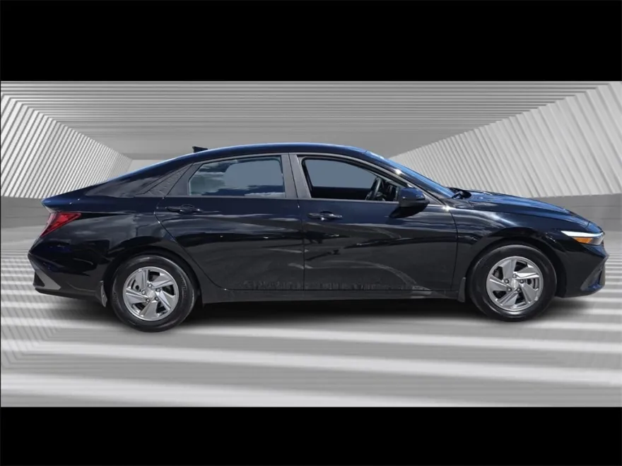 2024 Hyundai Elantra SE photo 1