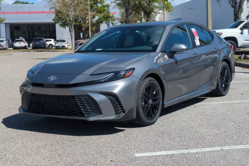 2026 Toyota Camry SE photo 1