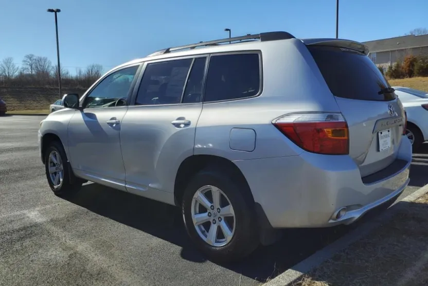 2010 Toyota Highlander Base photo 1