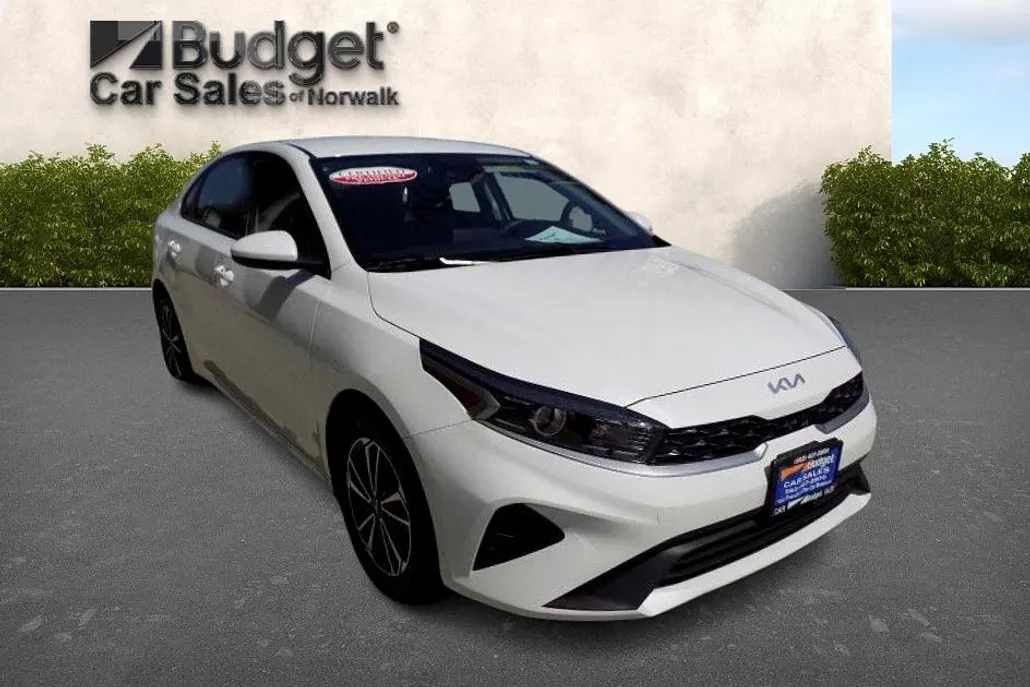 2024 Kia Forte LXS photo 1