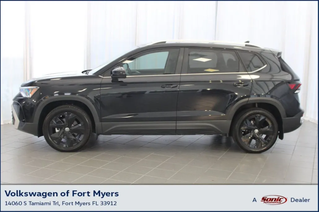 2025 Volkswagen Taos SE photo 1