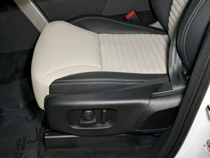 2025 Land Rover Discovery S photo 1