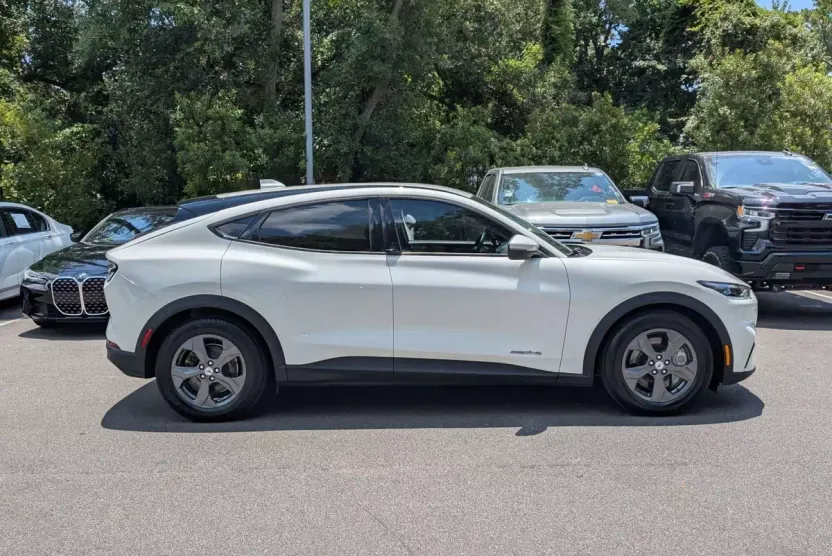 2022 Ford Mustang Mach-E Select photo 1