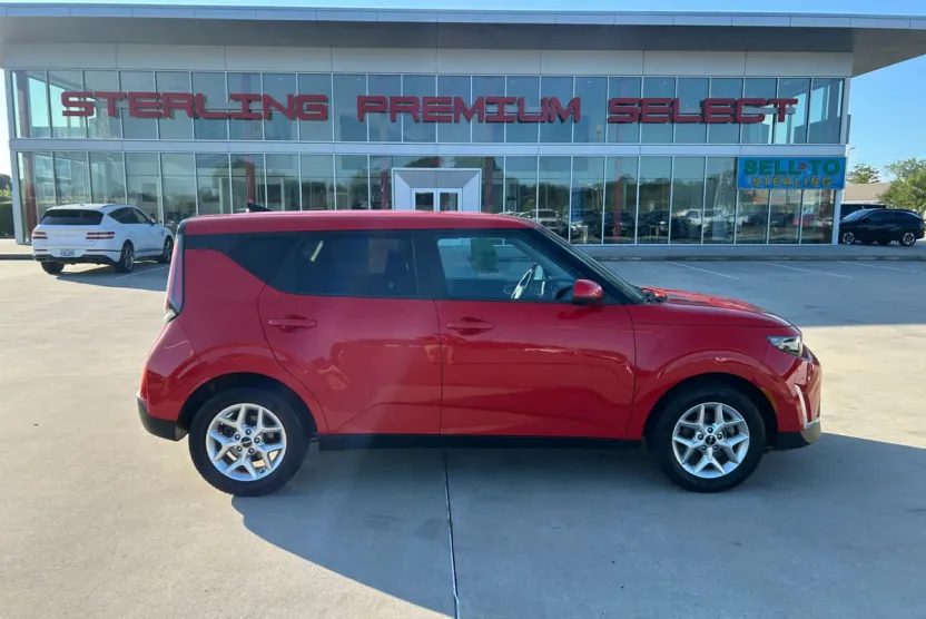 2023 Kia Soul LX photo 1