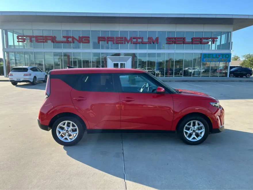 2023 Kia Soul LX photo 1