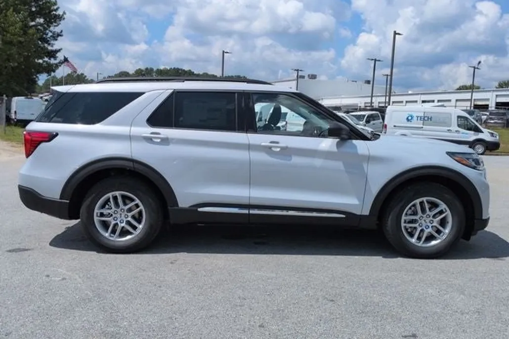 2025 Ford Explorer photo 1