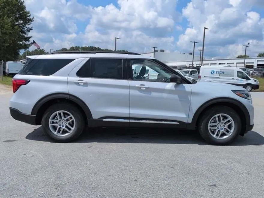 2025 Ford Explorer photo 1