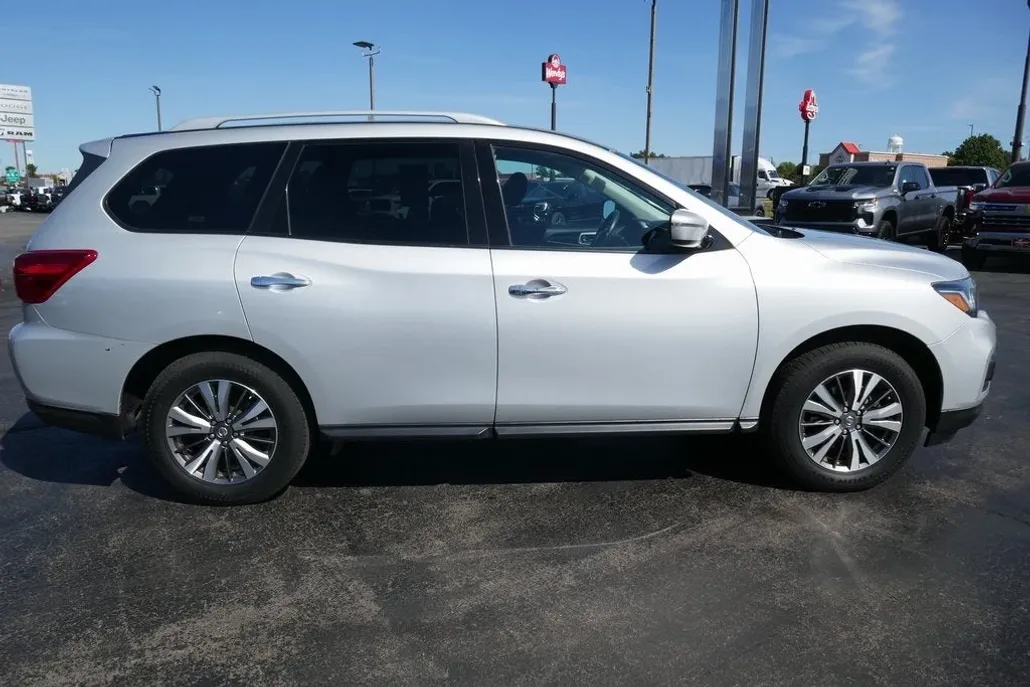 2019 Nissan Pathfinder LE photo 1