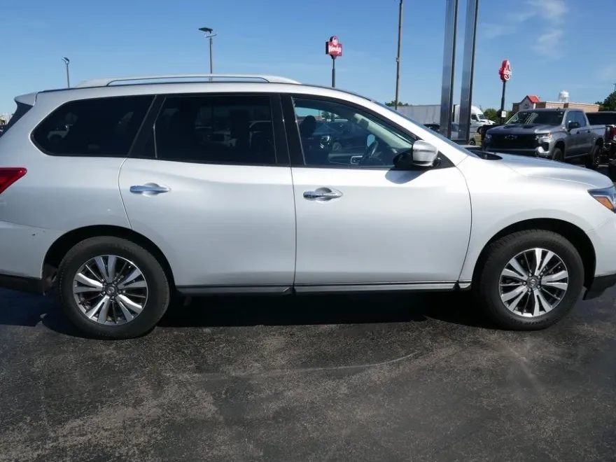 2019 Nissan Pathfinder LE photo 1