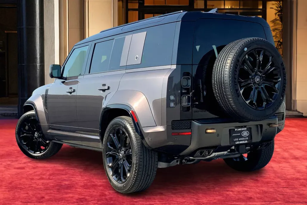 2025 Land Rover Defender 110 photo 1