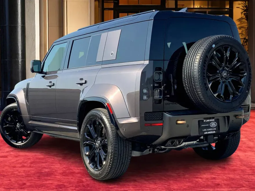 2025 Land Rover Defender 110 photo 1