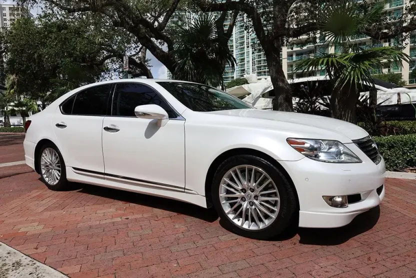 2010 Lexus LS 460 photo 1