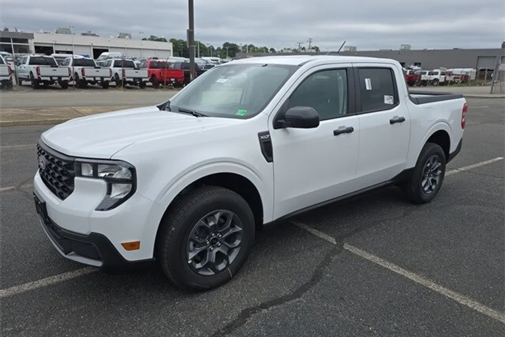 2025 Ford Maverick XLT photo 1