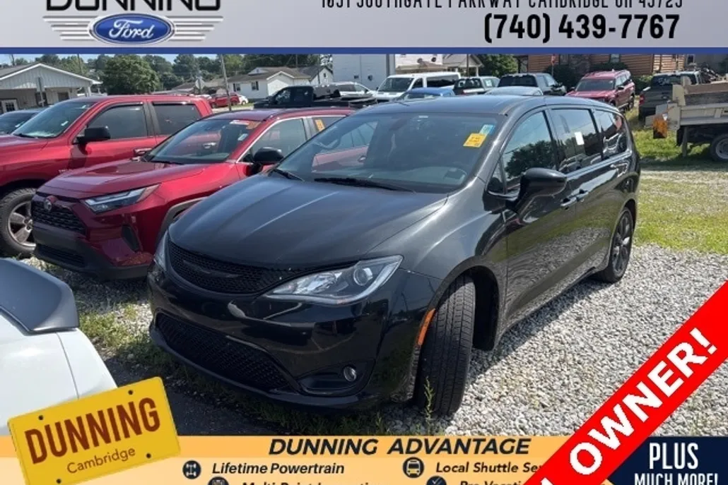 2020 Chrysler Pacifica Touring photo 1
