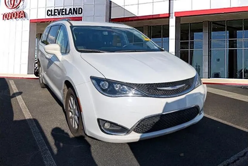 2020 Chrysler Pacifica Touring L photo 1