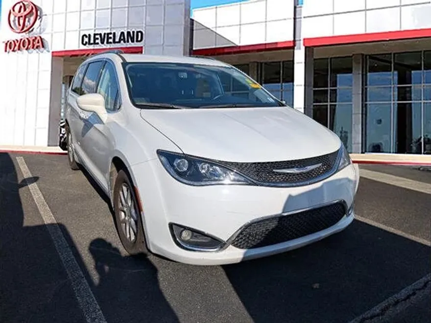 2020 Chrysler Pacifica Touring L photo 1