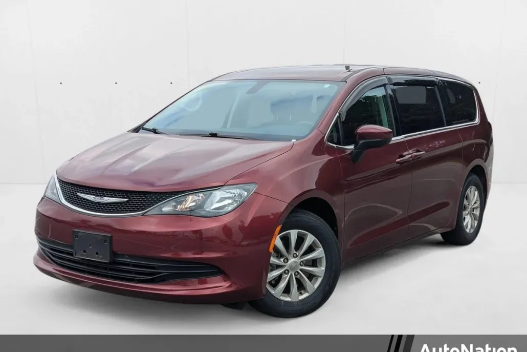 2017 Chrysler Pacifica Touring photo 1