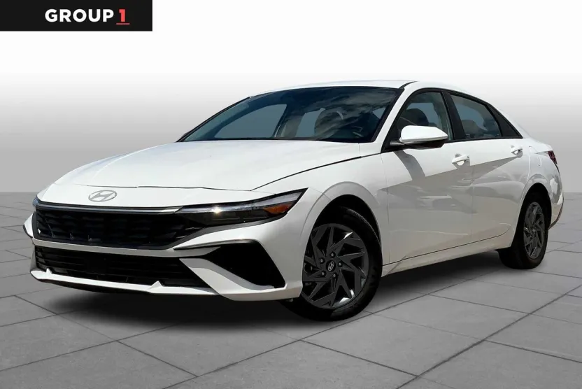 2024 Hyundai Elantra SEL photo 1