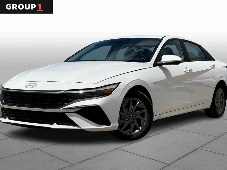 2024 Hyundai Elantra SEL photo 1