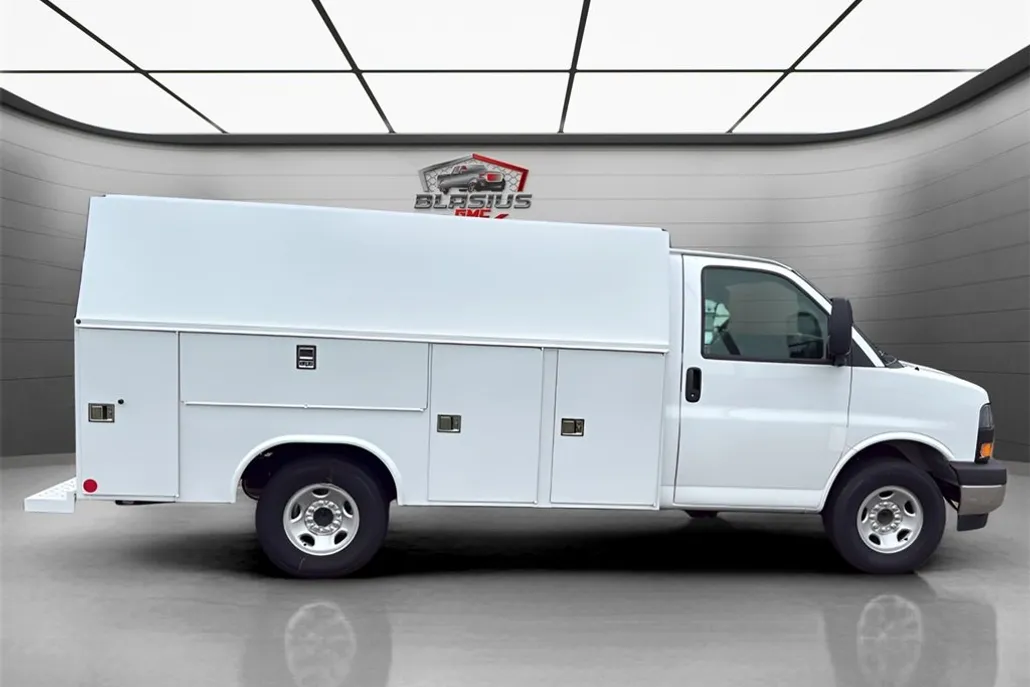 2025 Gmc Savana Cutaway 3500 photo 1