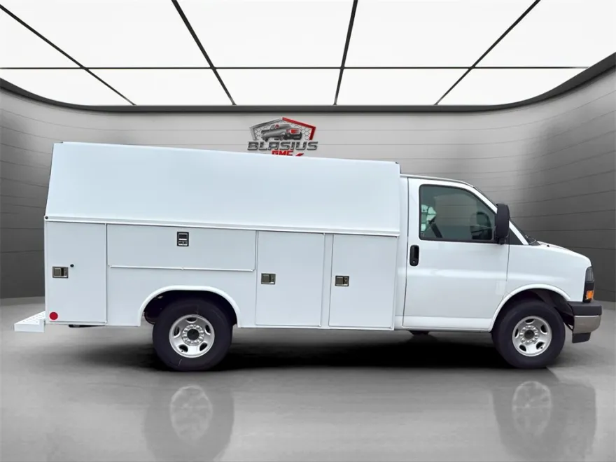 2025 Gmc Savana Cutaway 3500 photo 1