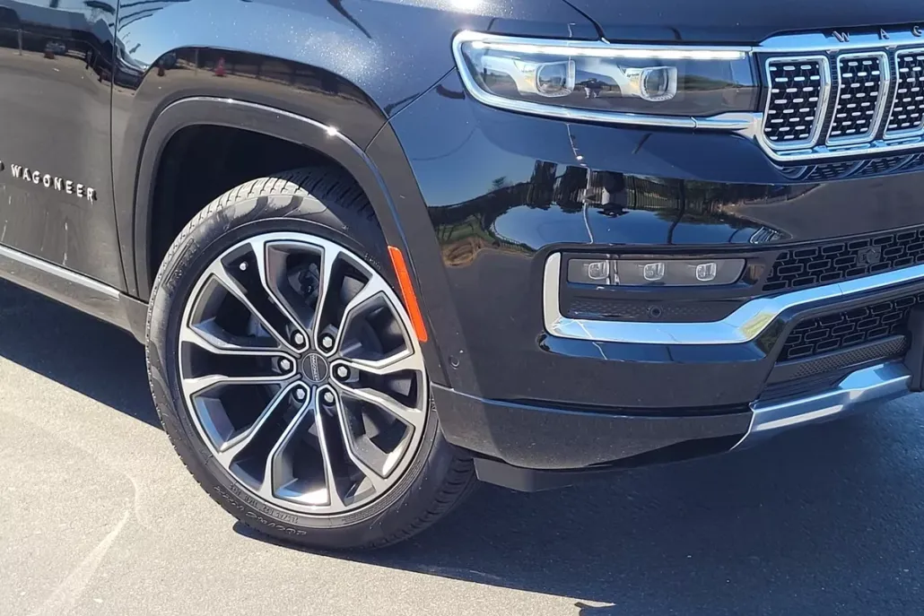 2023 Jeep Grand Wagoneer III photo 1