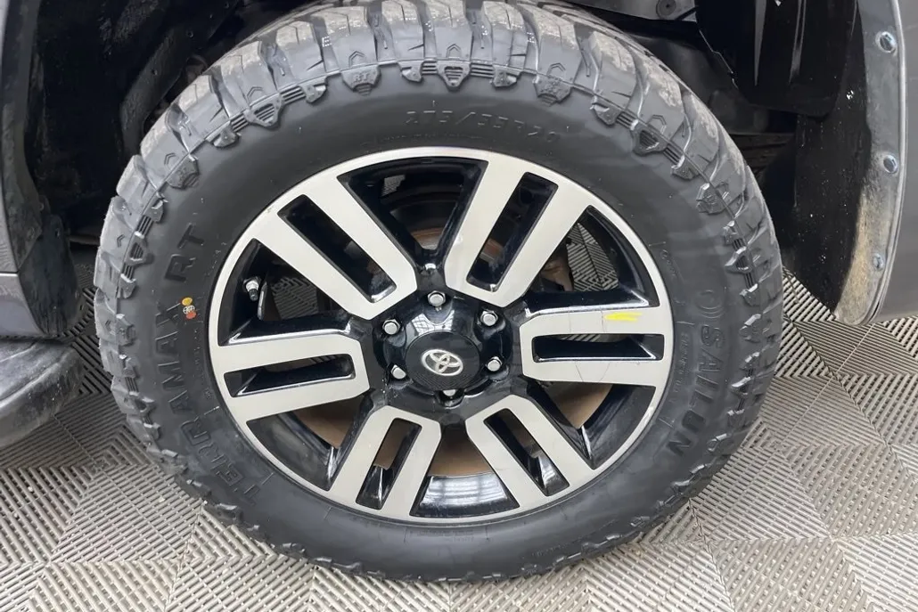 2017 Toyota 4Runner SR5 photo 1