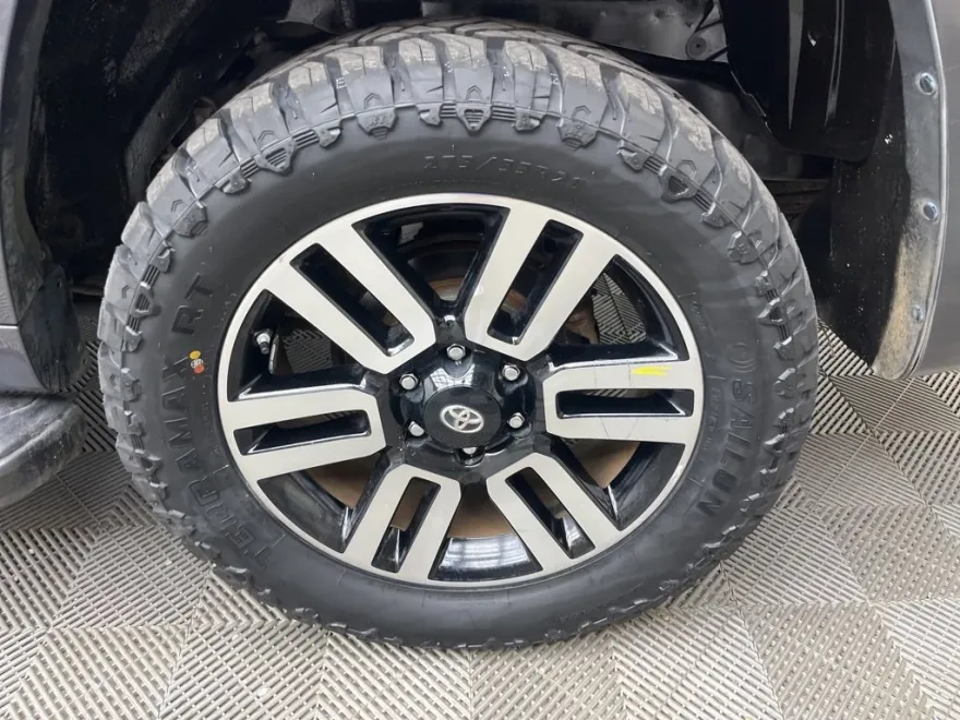 2017 Toyota 4Runner SR5 photo 1