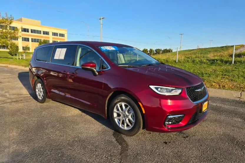 2023 Chrysler Pacifica Touring L photo 1