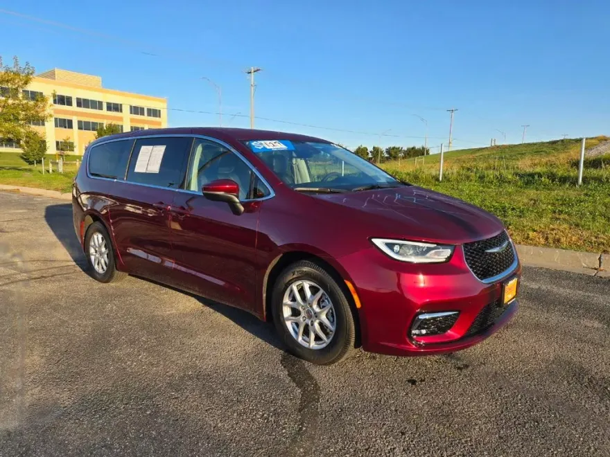 2023 Chrysler Pacifica Touring L photo 1