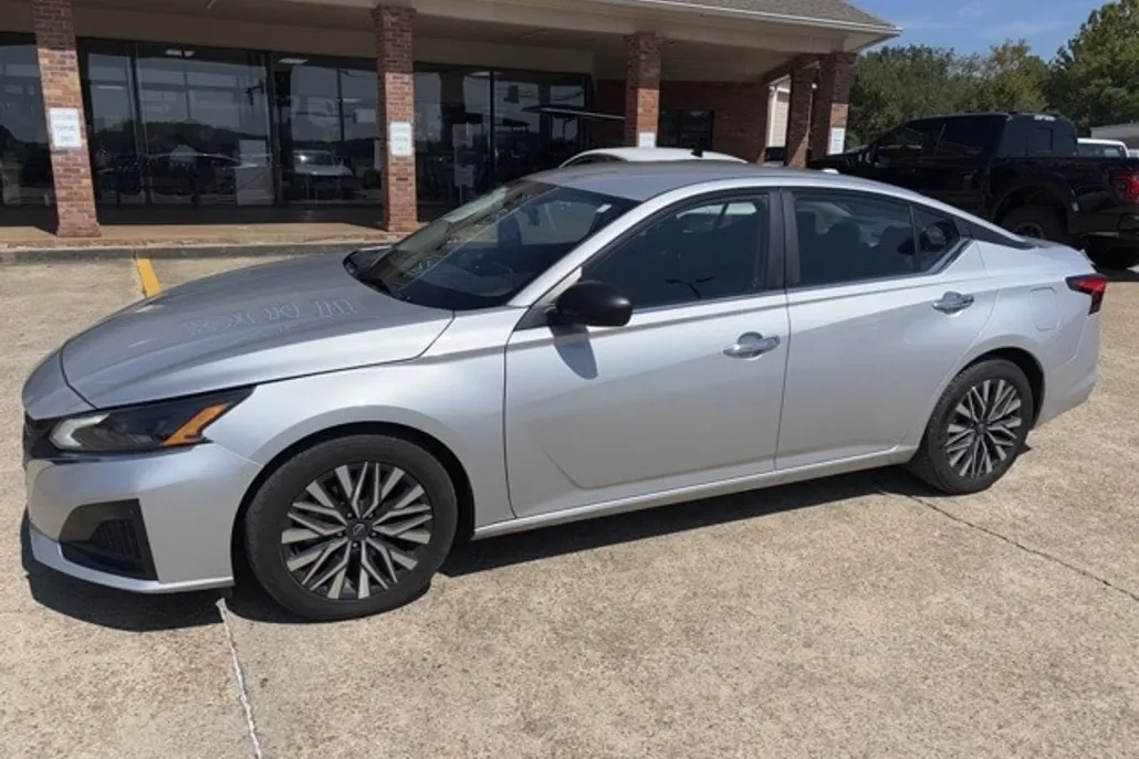 2024 Nissan Altima 2.5 SV photo 1