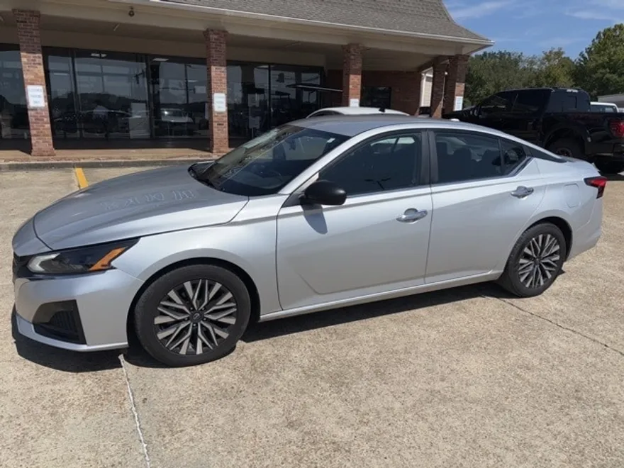 2024 Nissan Altima 2.5 SV photo 1