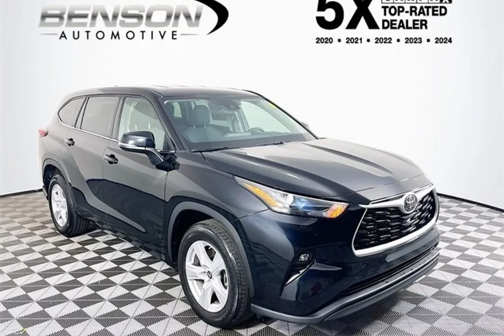 2022 Toyota Highlander LE photo 1