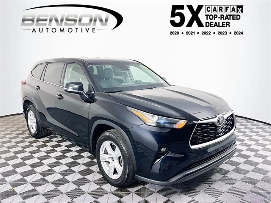 2022 Toyota Highlander LE photo 1
