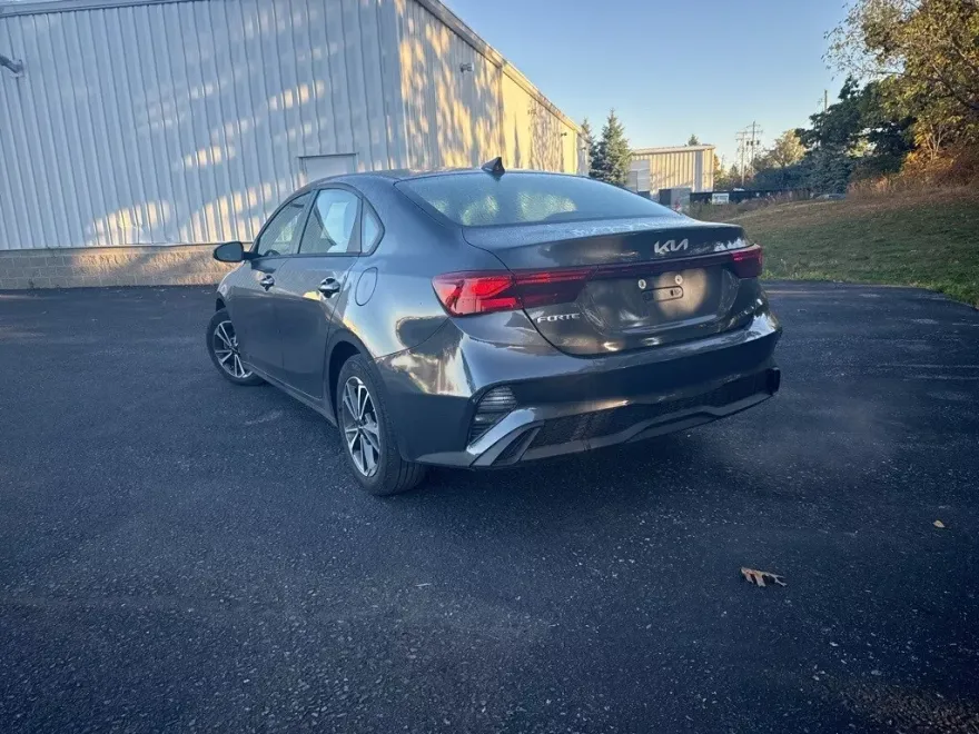 2023 Kia Forte LXS photo 1