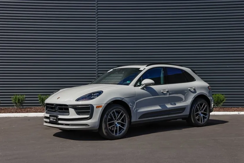 2025 Porsche Macan T photo 1
