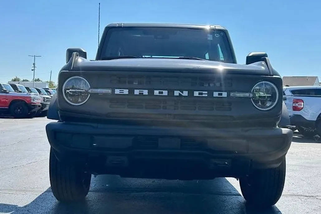 2025 Ford Bronco Base photo 1