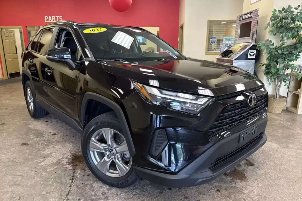 2022 Toyota RAV4 XLE photo 1