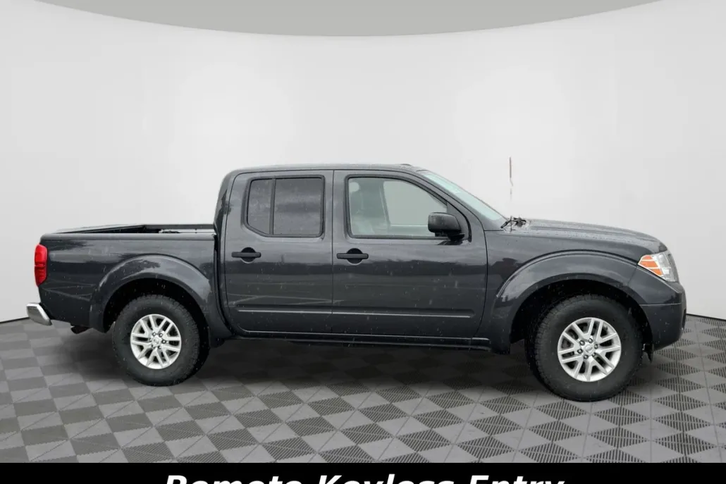 2014 Nissan Frontier Crew Cab SV photo 1