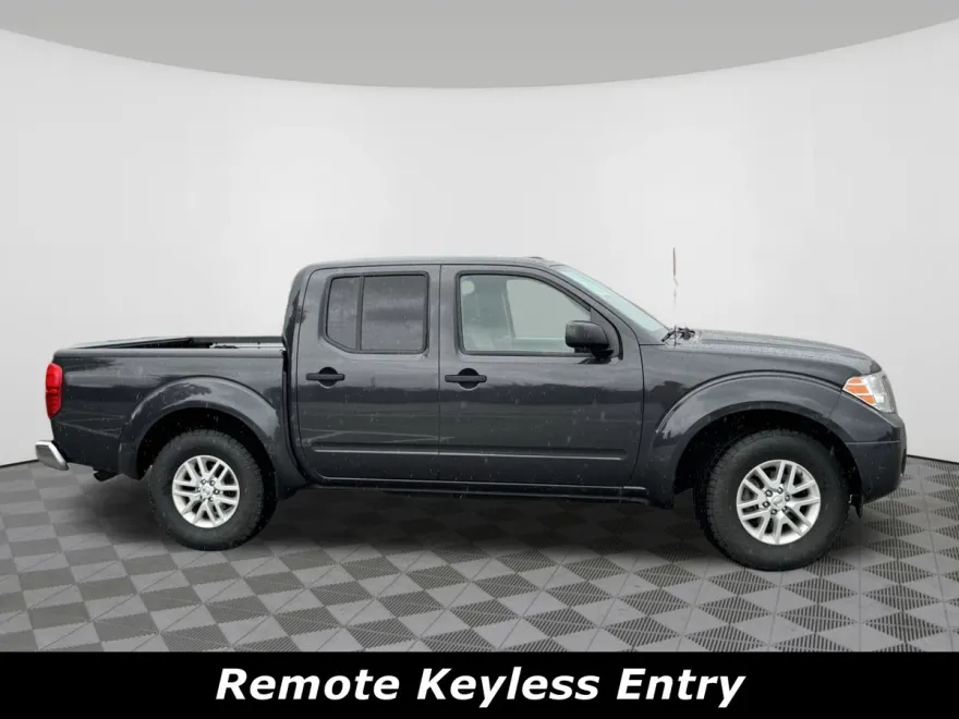 2014 Nissan Frontier Crew Cab SV photo 1