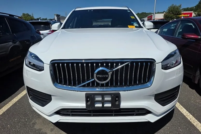 2022 Volvo XC90 T6 Momentum photo 1