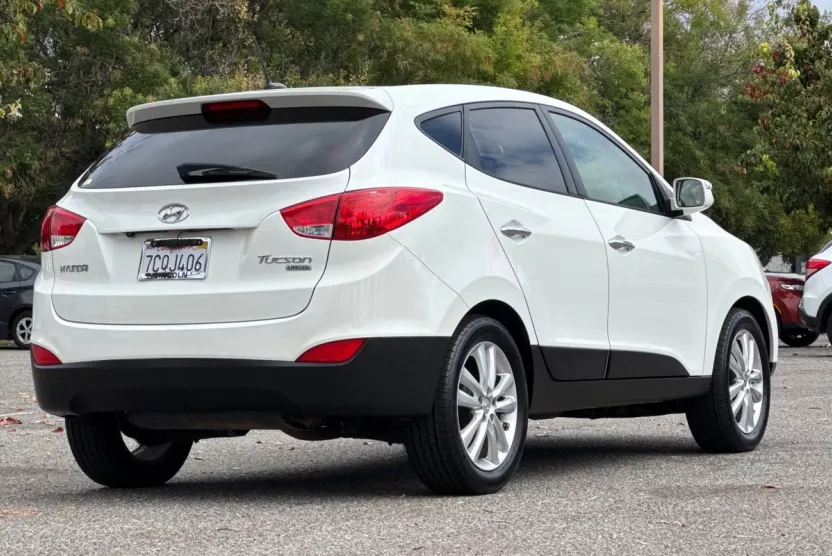 2010 Hyundai Tucson Limited photo 1