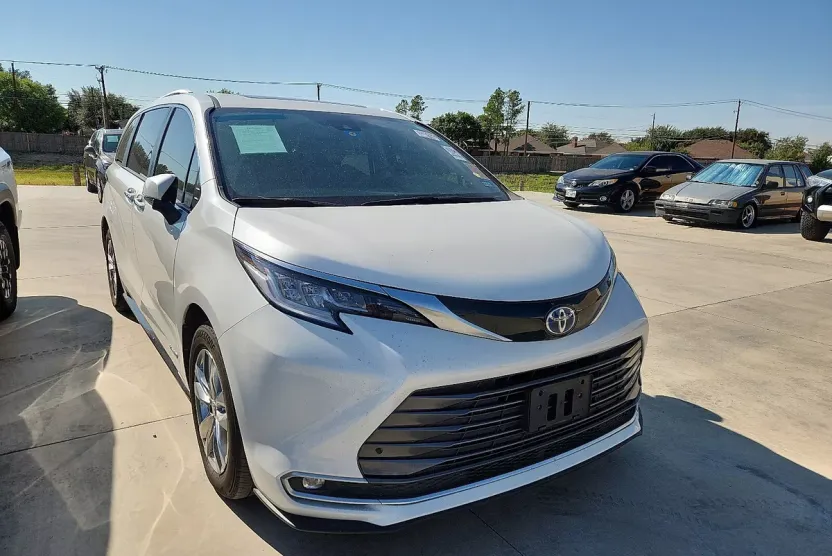 2021 Toyota Sienna Limited photo 1