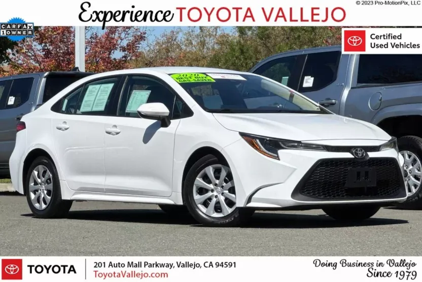 2020 Toyota Corolla LE photo 1