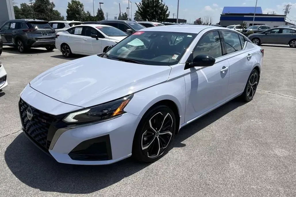 2025 Nissan Altima 2.5 SR photo 1
