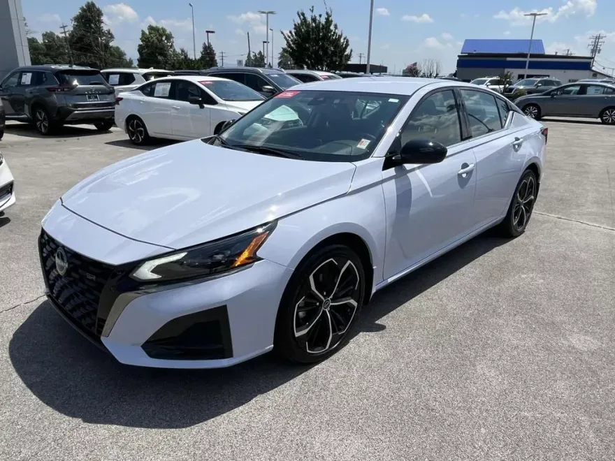 2025 Nissan Altima 2.5 SR photo 1
